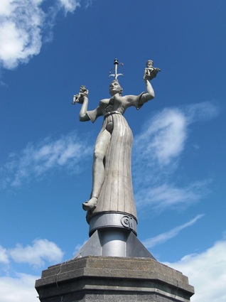 Imperia-Statue von schräg unten betrachtet