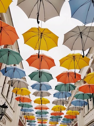 Bunte Regenschirme über der Oderstraße in Neumünster