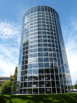 Gläserner Turm in der Autostadt Wolfsburg