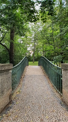 Fußgängerbrücke in einem Stadtpark in Worms