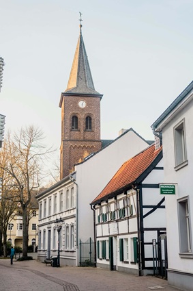 Blick auf einen Kirchturm in Ratingen