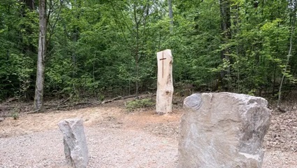 Andachtsplatz im FriedWald Rümmingen | Quelle: FriedWald GmbH Andachtsplatz im FriedWald Rümmingen mit Rednerpult und Kreuz | Quelle: FriedWald GmbH