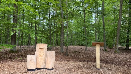 Urnenstele und Rednerpult | Quelle: FriedWald Lehnin Urnenstele und Rednerpult auf dem Andachtsplatz im FriedWald Lehnin | Quelle: FriedWald