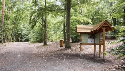 Infotafel am Waldeingang | Quelle: FriedWald Lehnin Infotafel am Eingang zum FriedWald Lehnin | Quelle: FriedWald