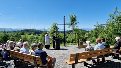 Andachtsplatz bei der Eröffnung | Quelle: RuheForst Andachtsplatz bei der Eröffnung des RuheForst Alpenblick